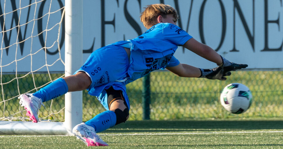 De Overgang van 8 tegen 8 naar 11 tegen 11 voor Keepers: Hoe Omgaan met de Uitdagingen?